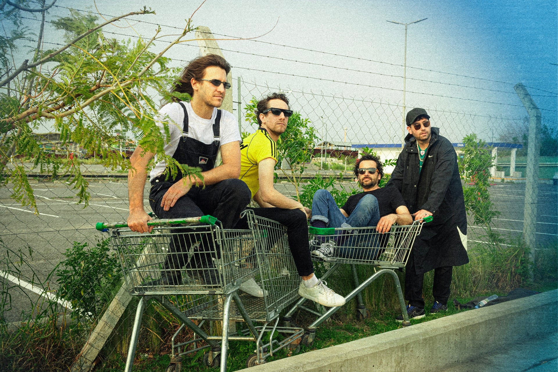 "Este disco no trae luminosidad, sólo se  anifiesta con su verdad, con la realidad que teje en su imaginario", propone el cantante