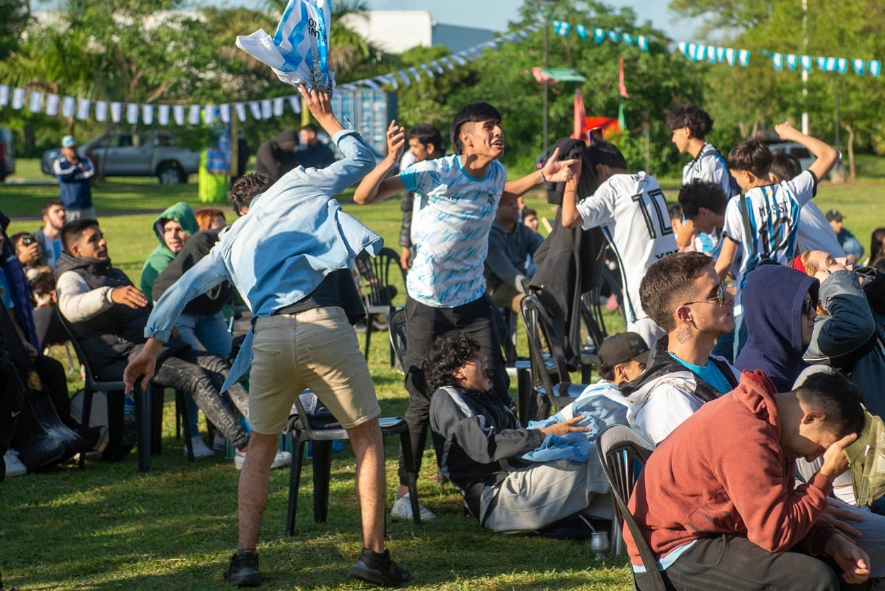 Hinchas reunidos en plazas y parques de todo el país.
