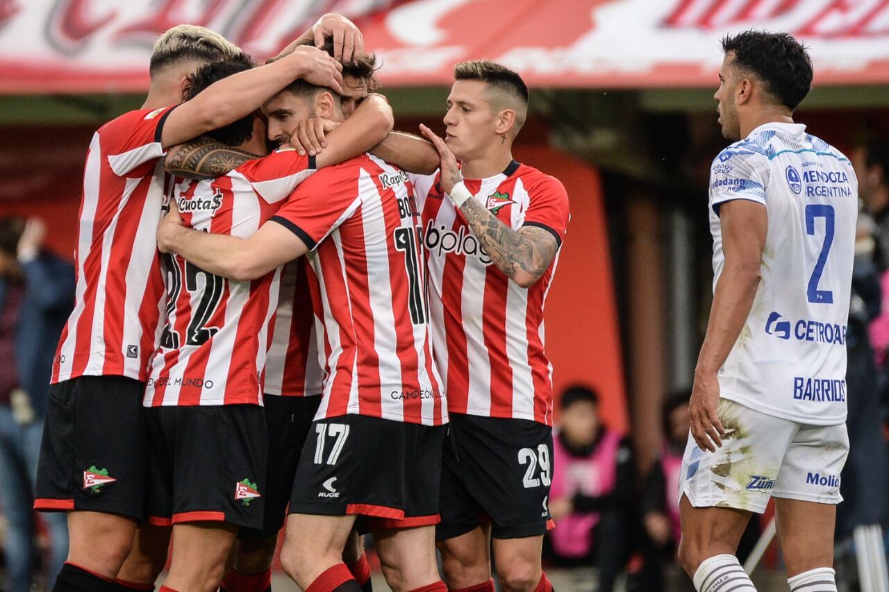 Estudiantes celebró el pasaje después de varias caídas dolorosas