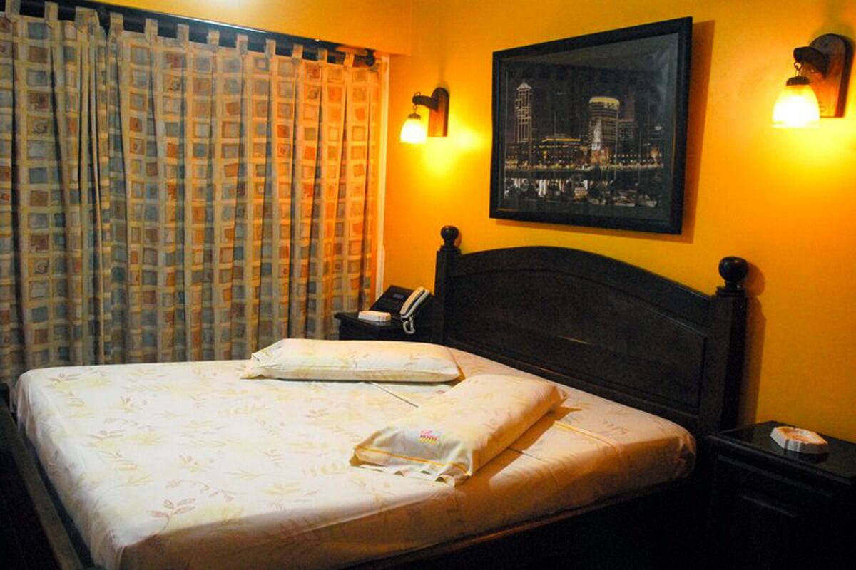 Coronavirus: Más de 40 obreros convivieron dos semanas en un hotel alojamiento para construir un hospital modular.