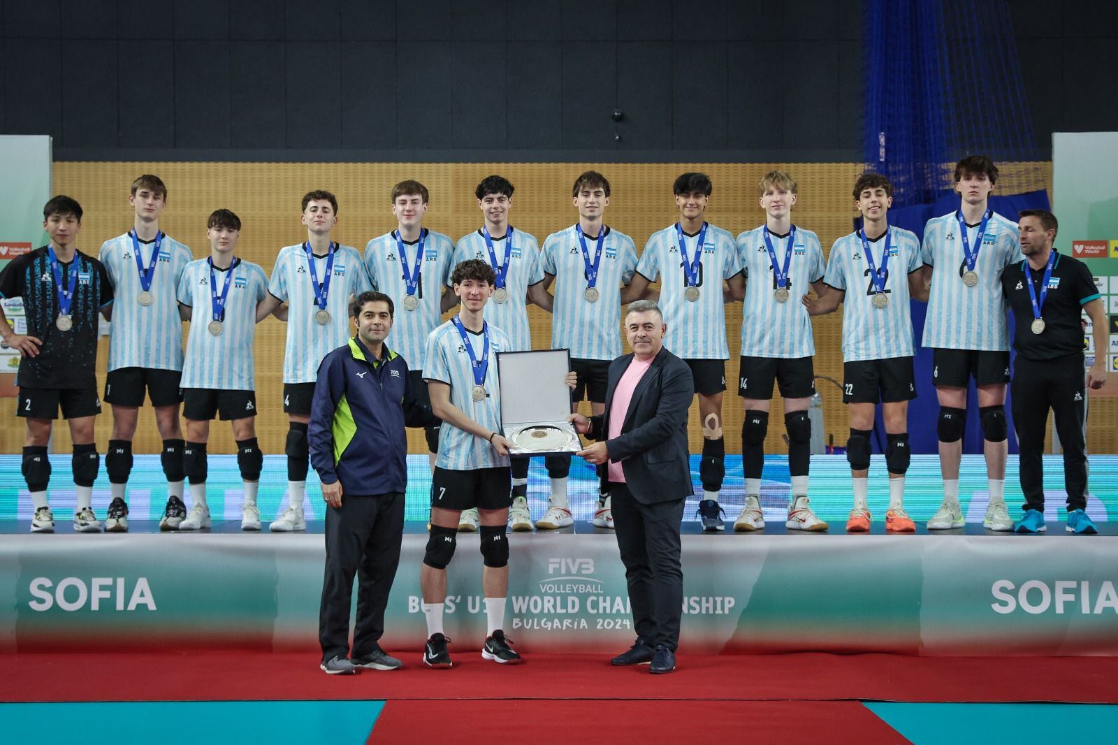 El seleccionado U17 de voley recibe su premio como subcampeón del mundo.