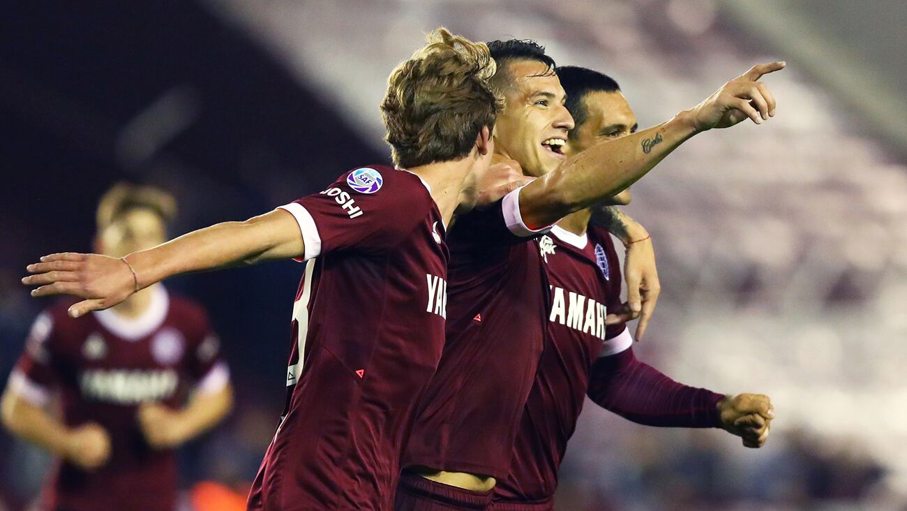 Auzqui festeja el único tanto de Lanús.