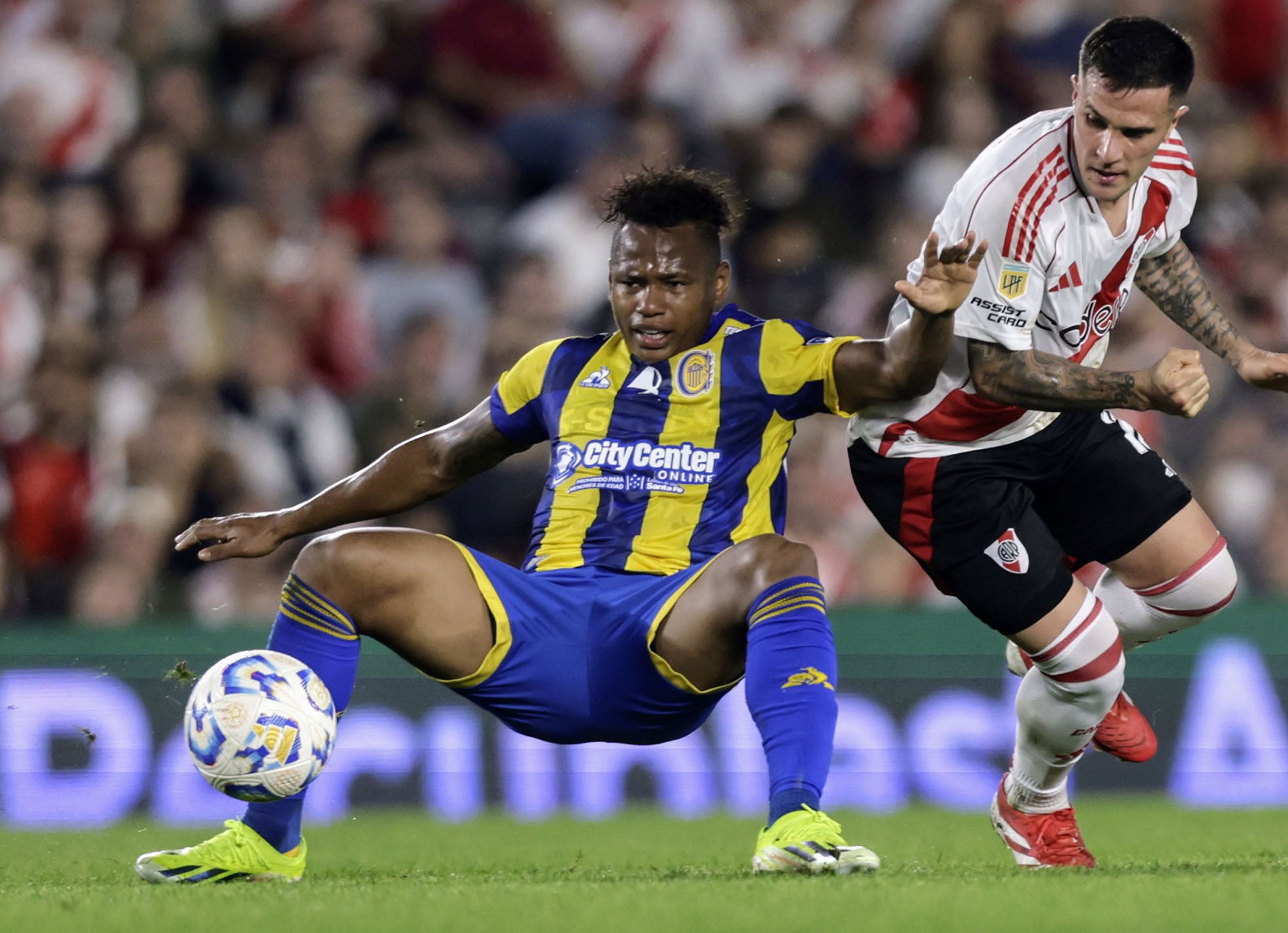Campaz y Bustos luchan por la pelota durante la primera mitad
