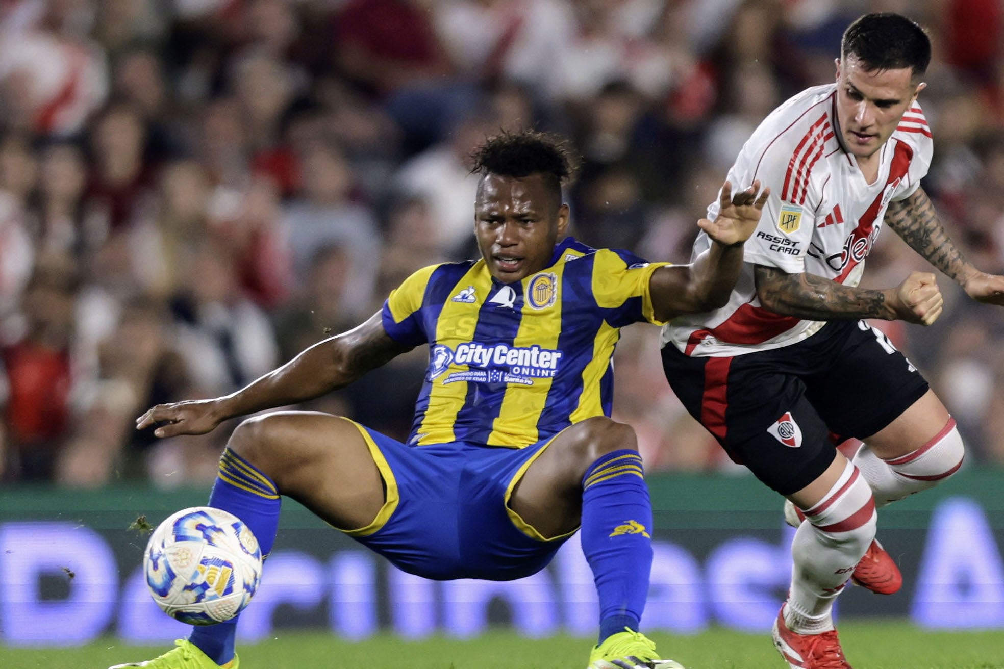 Campaz y Bustos luchan por la pelota durante la primera mitad