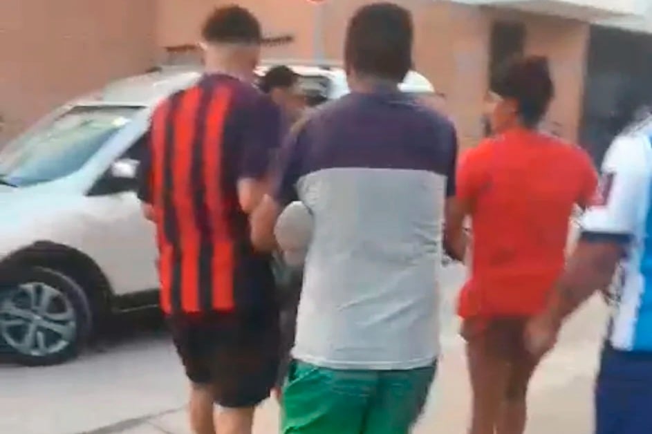 El abatido fue trasladado por unos vecinos.