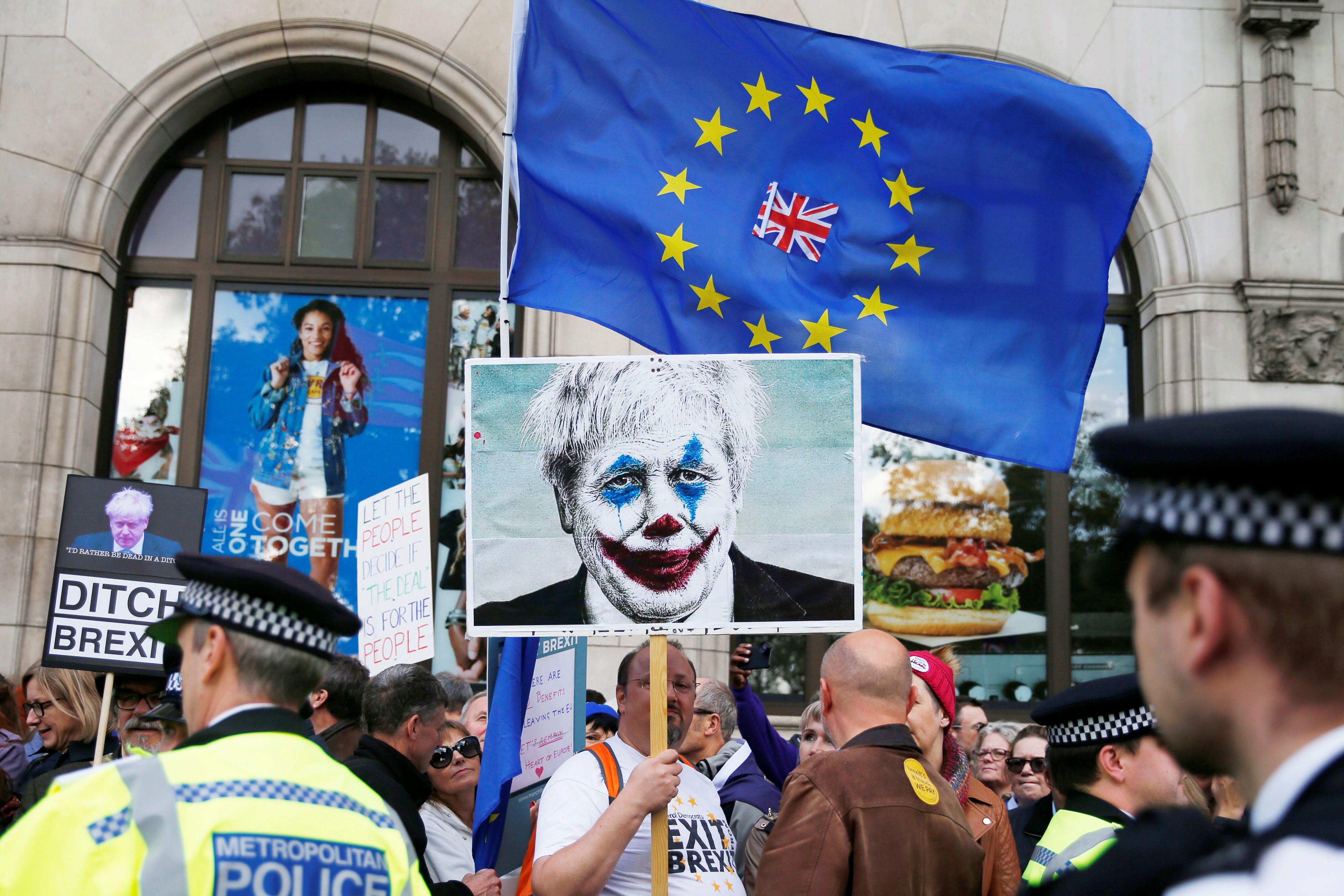 El parlamento sesionó rodeado de manifestantes anti Brexit.