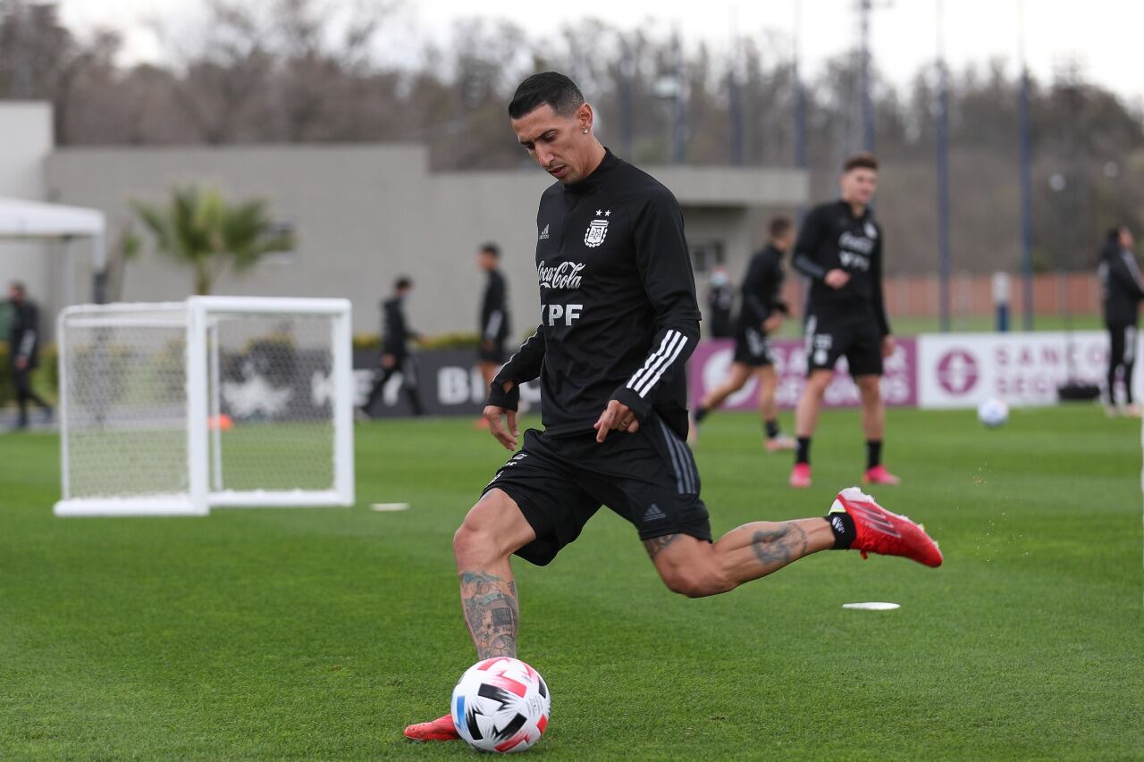Trabaja Di María, que será titular ante Bolivia por las Eliminatorias