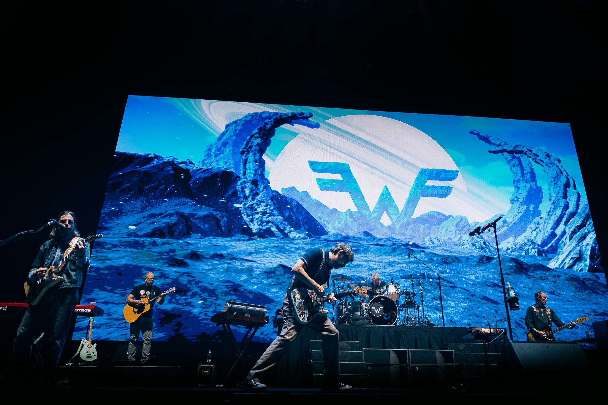 Weezer sigue erizando la piel cuando toca el clásico "Buddy Holly"