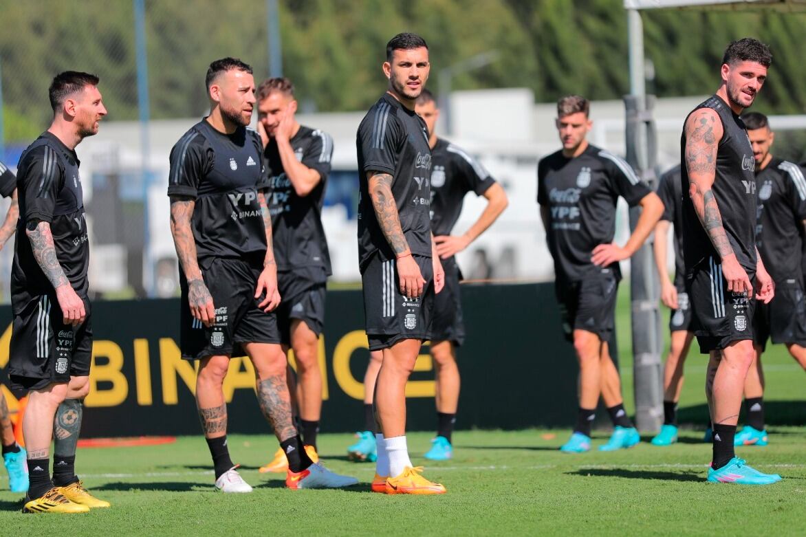 Messi, Otamendi y De Paul volverían a estar desde el inicio. Paredes, al banco