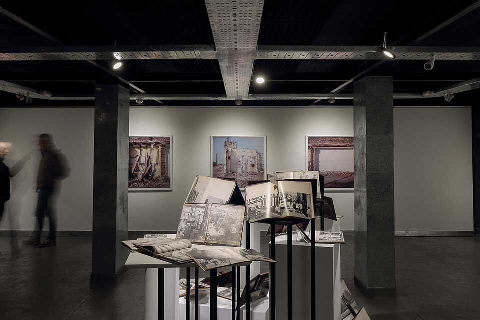 Instalación de María Crosetti: libros convertidos en objetos de culto. 