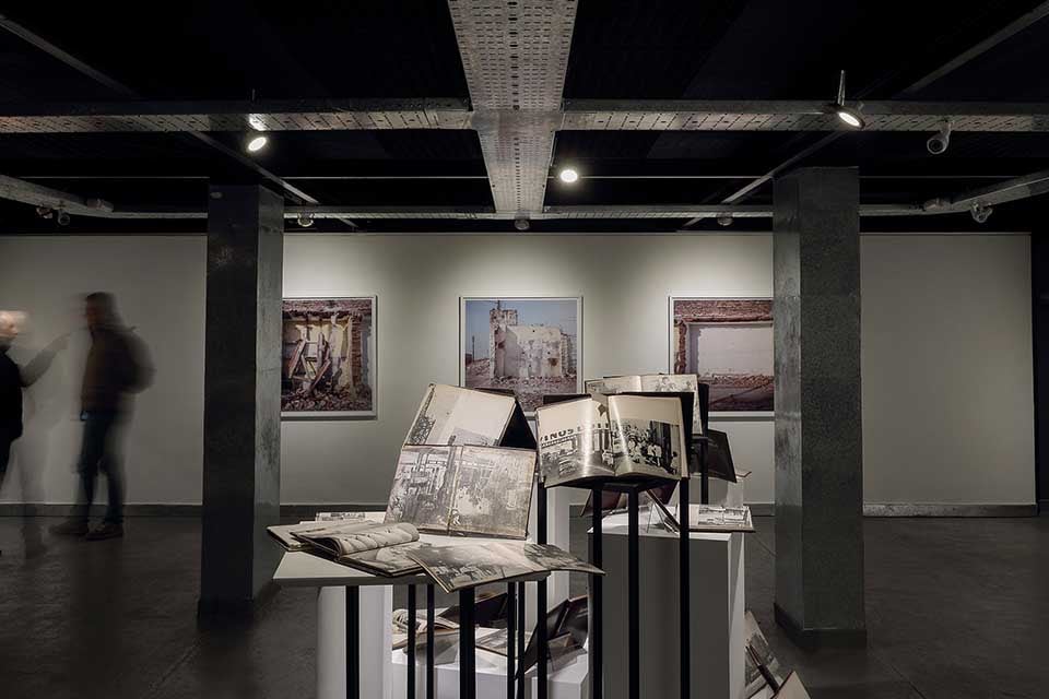 Instalación de María Crosetti: libros convertidos en objetos de culto.