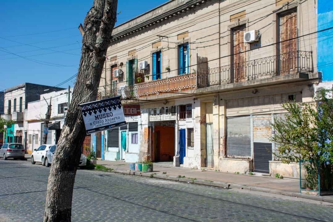 Contiene un "Museo a cielo abierto" cuyas obras son el mismo barrio.
