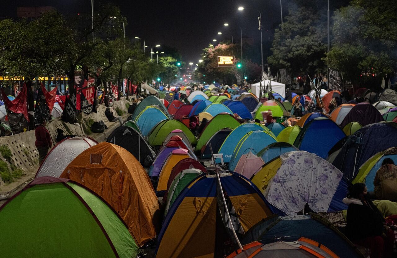 Los movimientos sociales ocupan la agenda y la escena pública tras el gran acampe en el centro porteño.