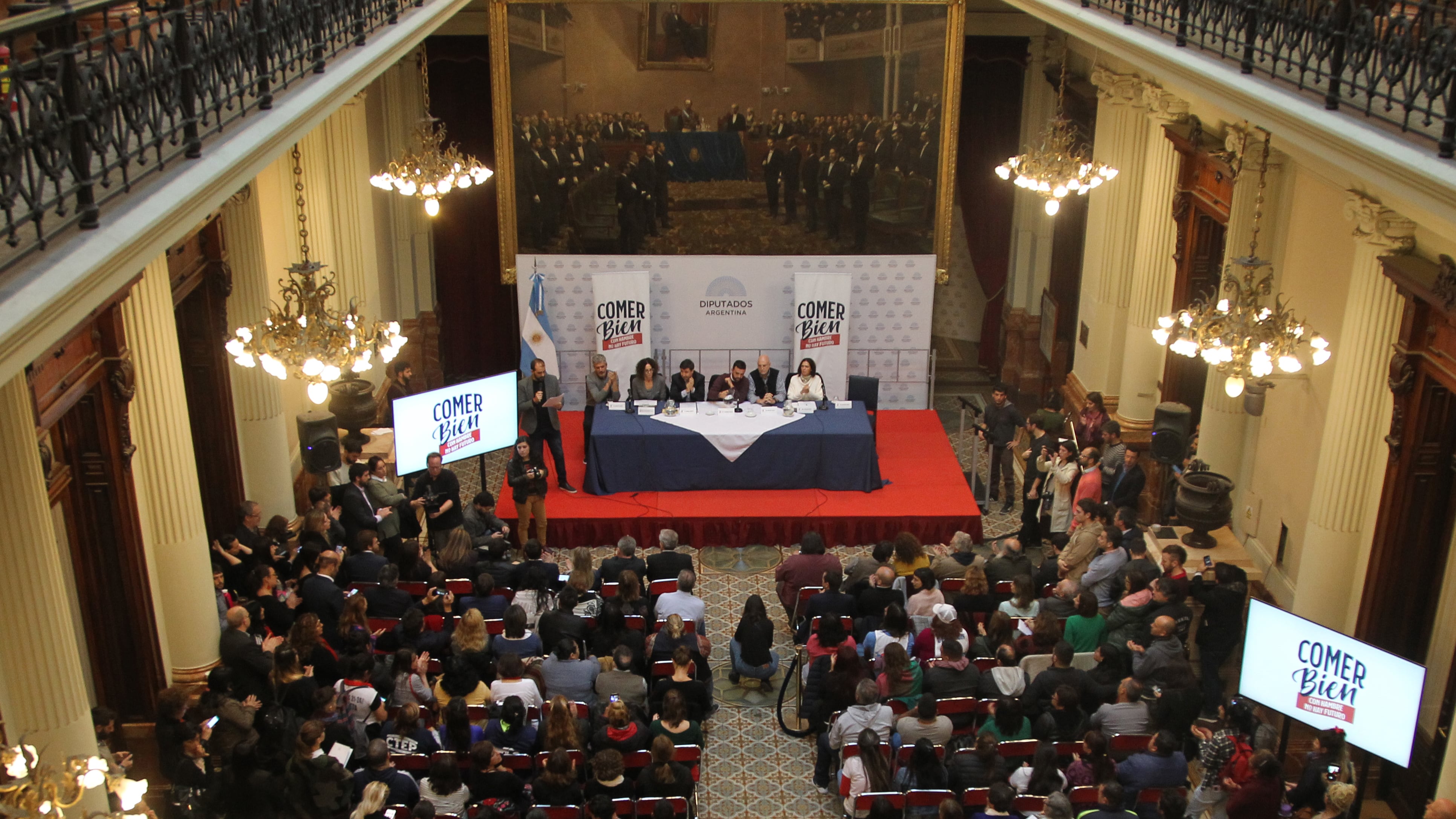 El primer debate de la campaña se realizó en el Salón de los Pasos Perdidos. 