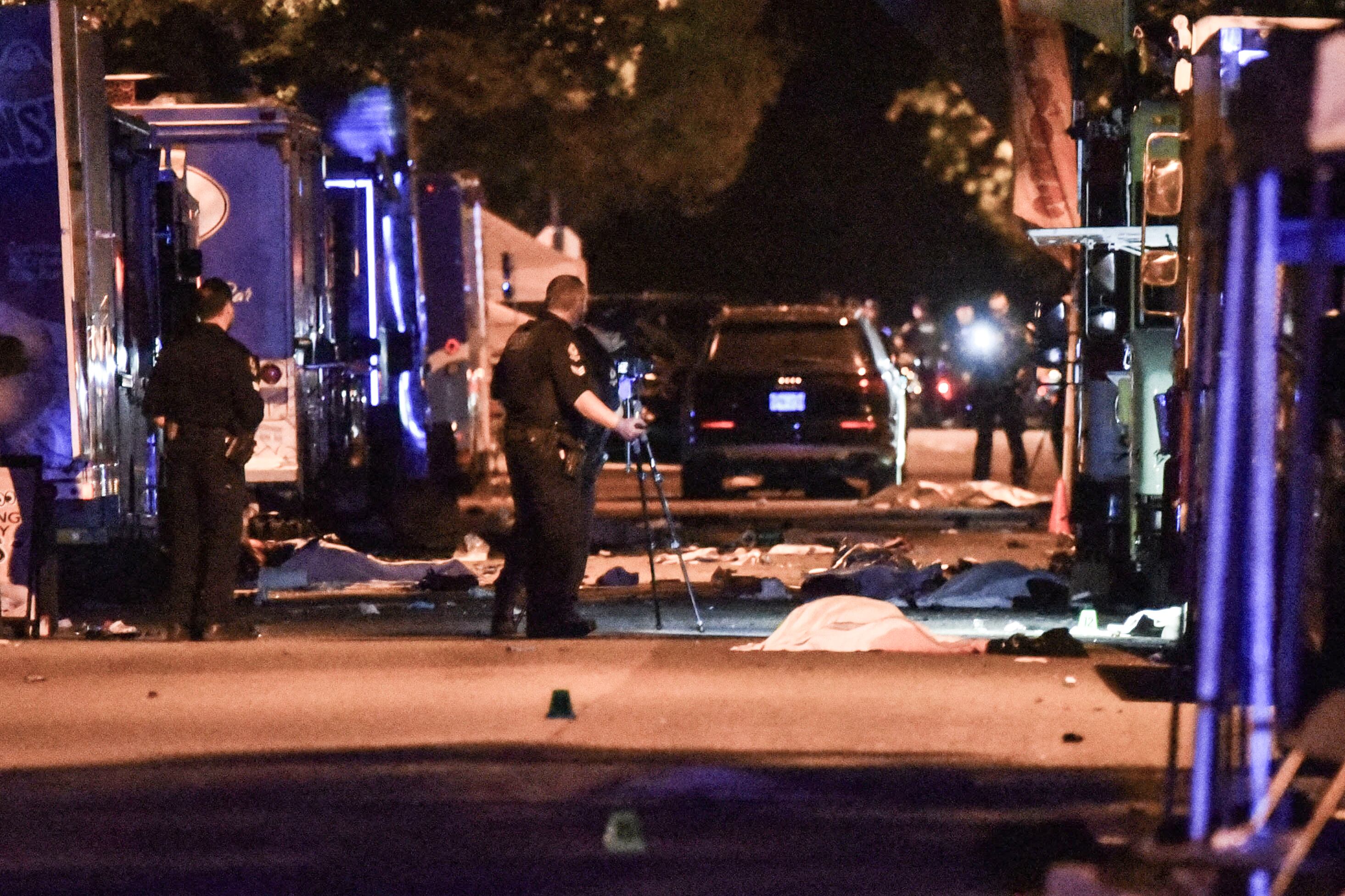 La policía canadiense detuvo a un hombre después de que arrollara una fiesta callejera en la ciudad occidental de Vancouver y matara a varias personas.