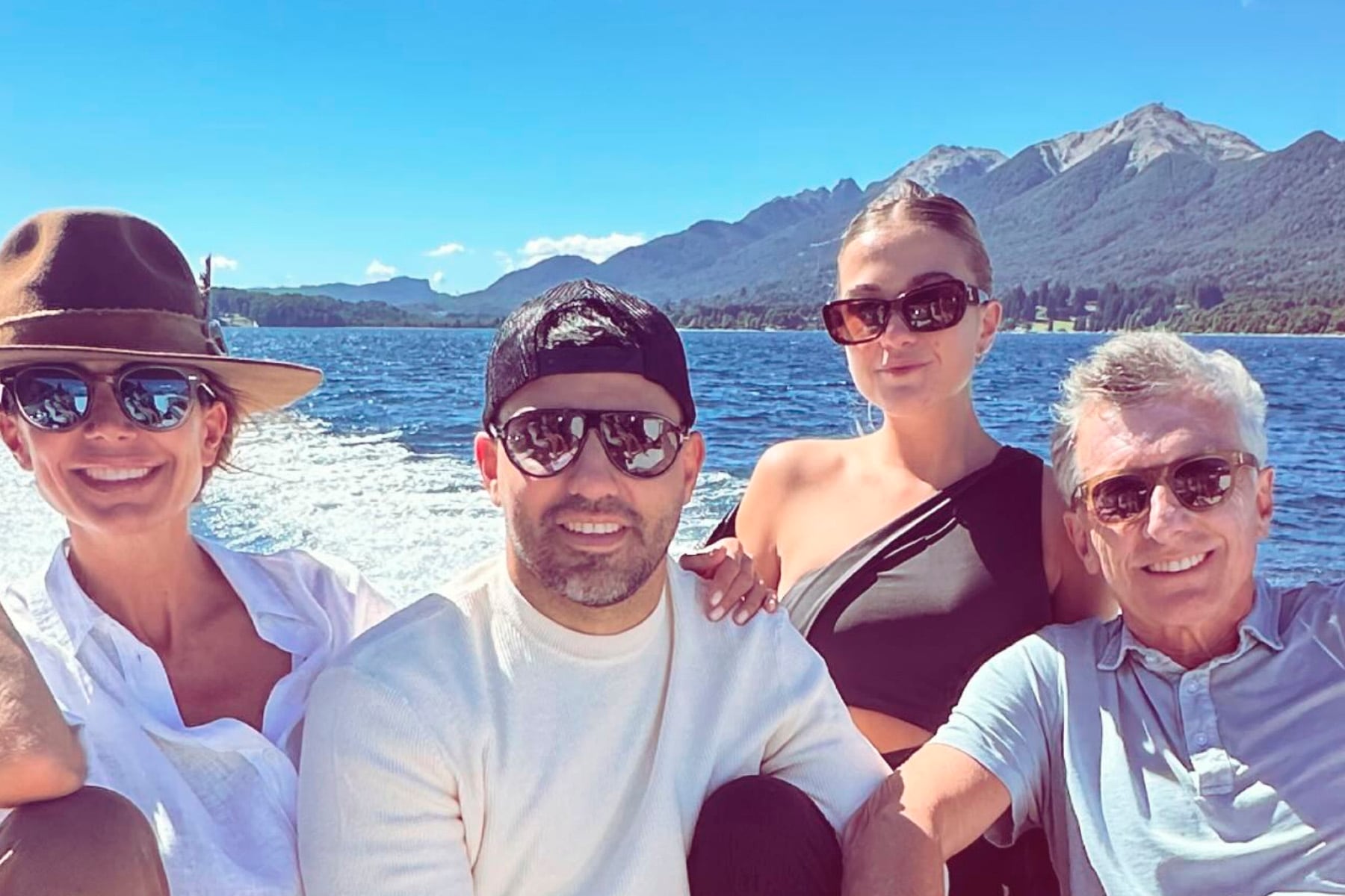 Agüero, Macri y sus respectivas parejas