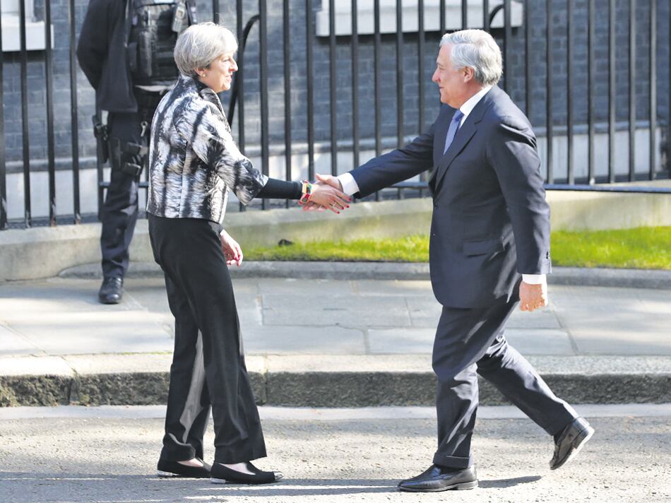 La primera ministra Theresa May se reunió con el presidente del Parlamento Europeo, Antonio Tajani.