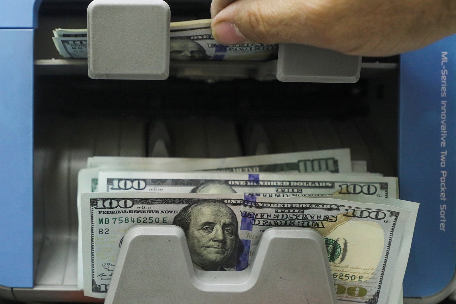 El dólar contado con liquidación operó en 1313 pesos y aumentó casi 2 por ciento en la jornada.