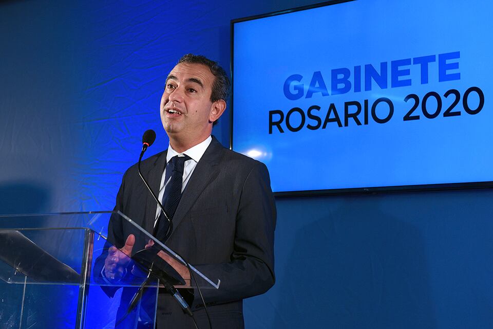 Javkin estuvo solo en el centro de la escena presentando a los secretarios que lo acompañarán.