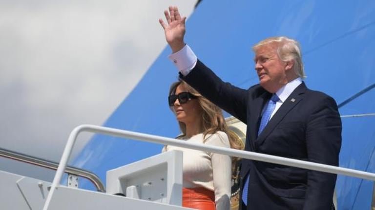 Trump y su esposa Melania, al abordar hoy el Air Force One.
