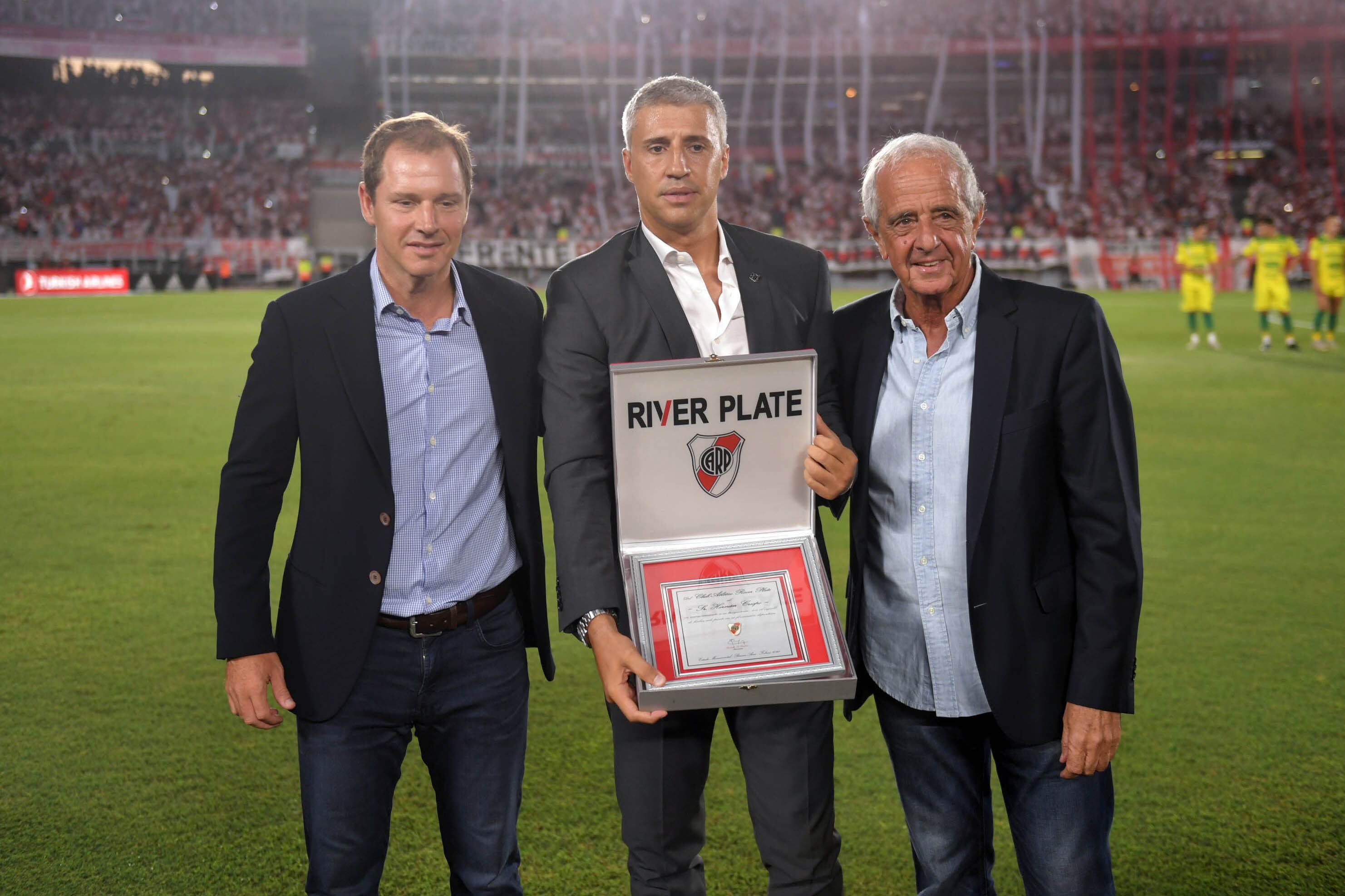 Crespo se emocionó al recibir la plaqueta en un Monumental colmado.