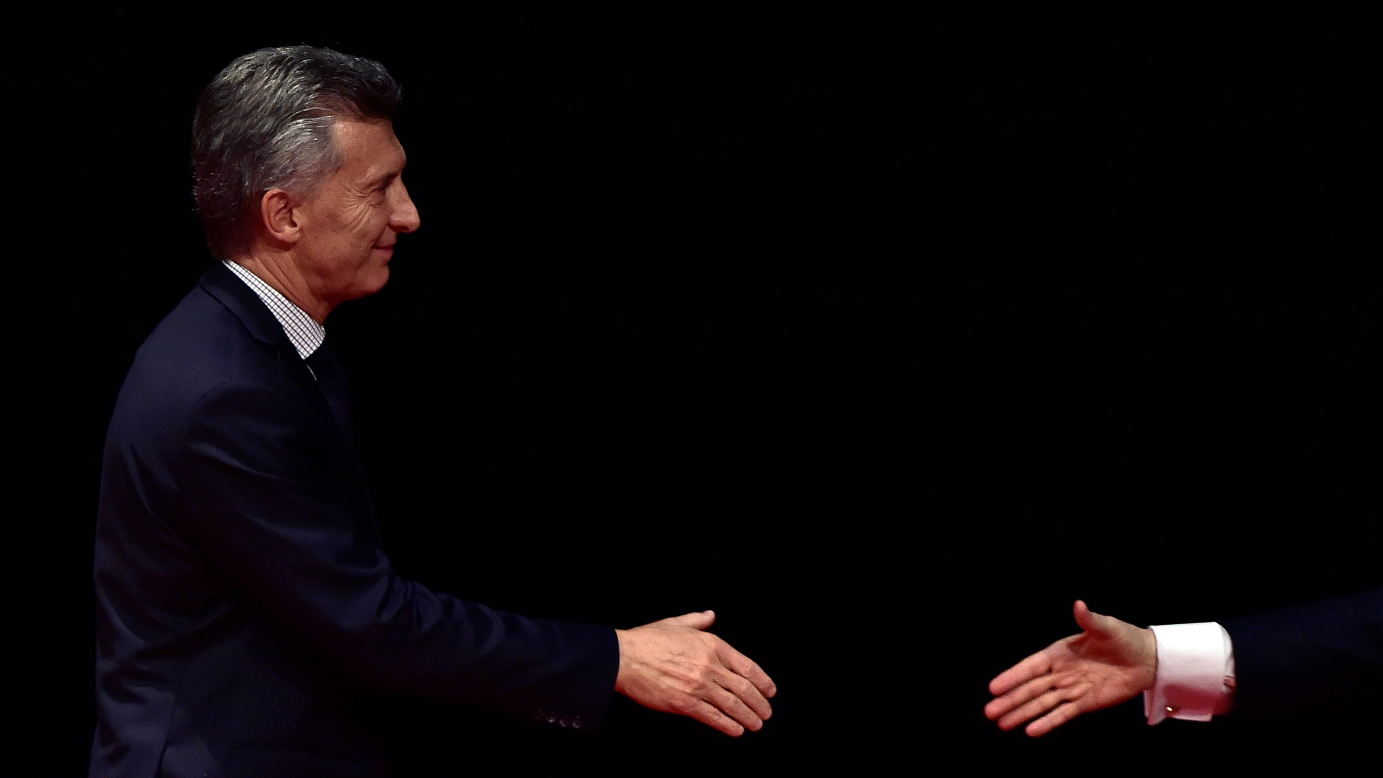 "Mauricio Macri llegó a la presidencia conformando un nuevo espacio político con el nombre de “Cambiemos”, que es en reversa para recuperar privilegios perdidos por las elites", señala Rapoport.