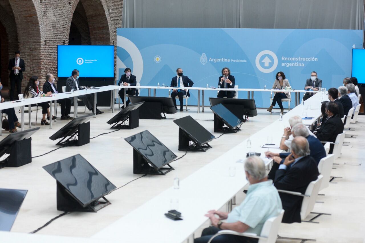 Distancia pandémica pero cercanía política. Los gremios apoyaron la gestión oficial. 
