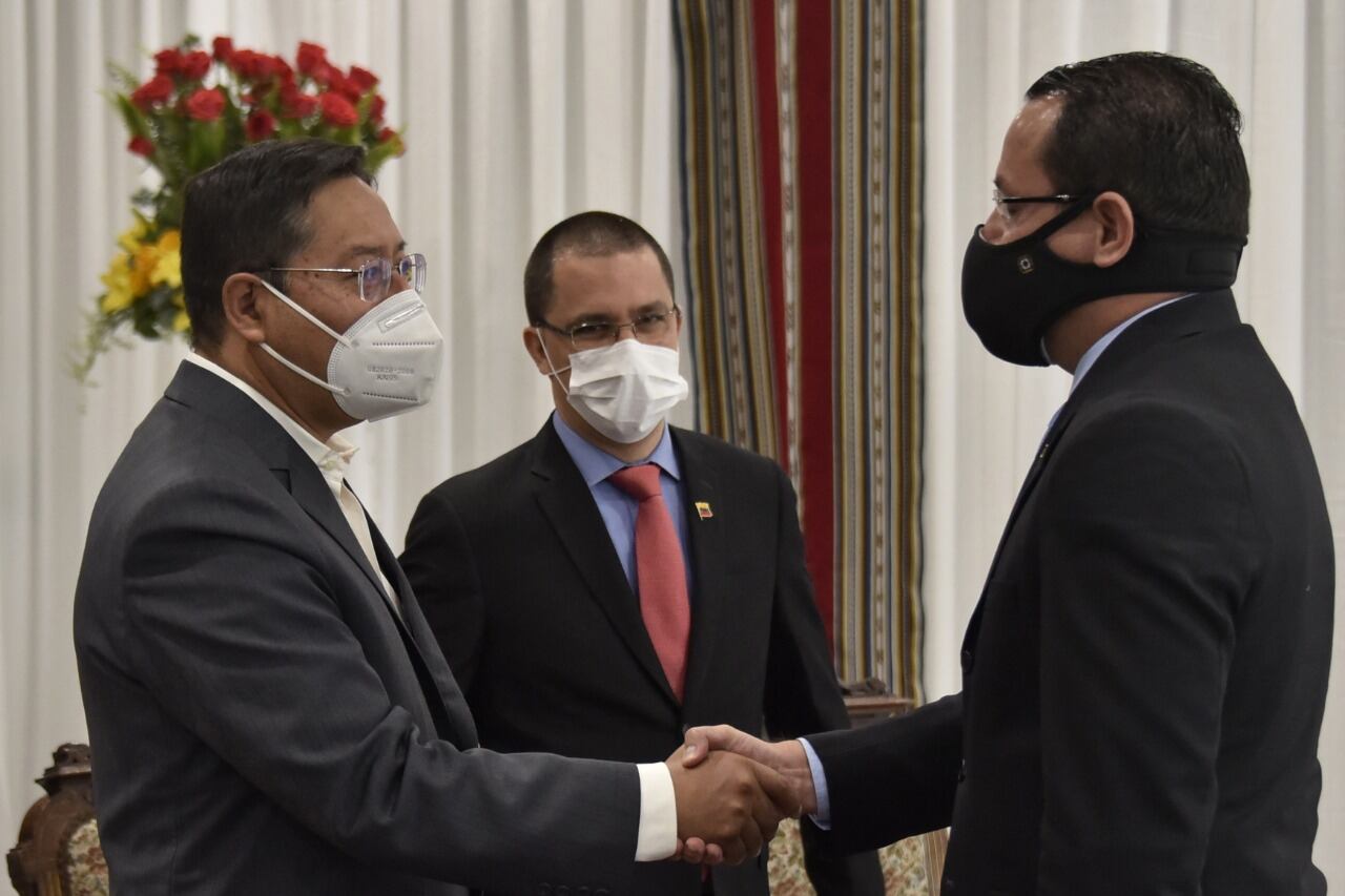 Arce (izq.) saluda al nuevo embajador venezolano en Bolivia, Alexander Yanez en La Paz.