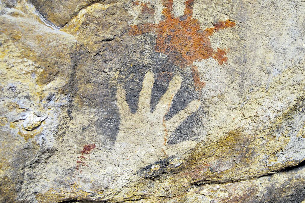 Motivo de manos, como en la cueva del Cañadón del Río Pinturas.
