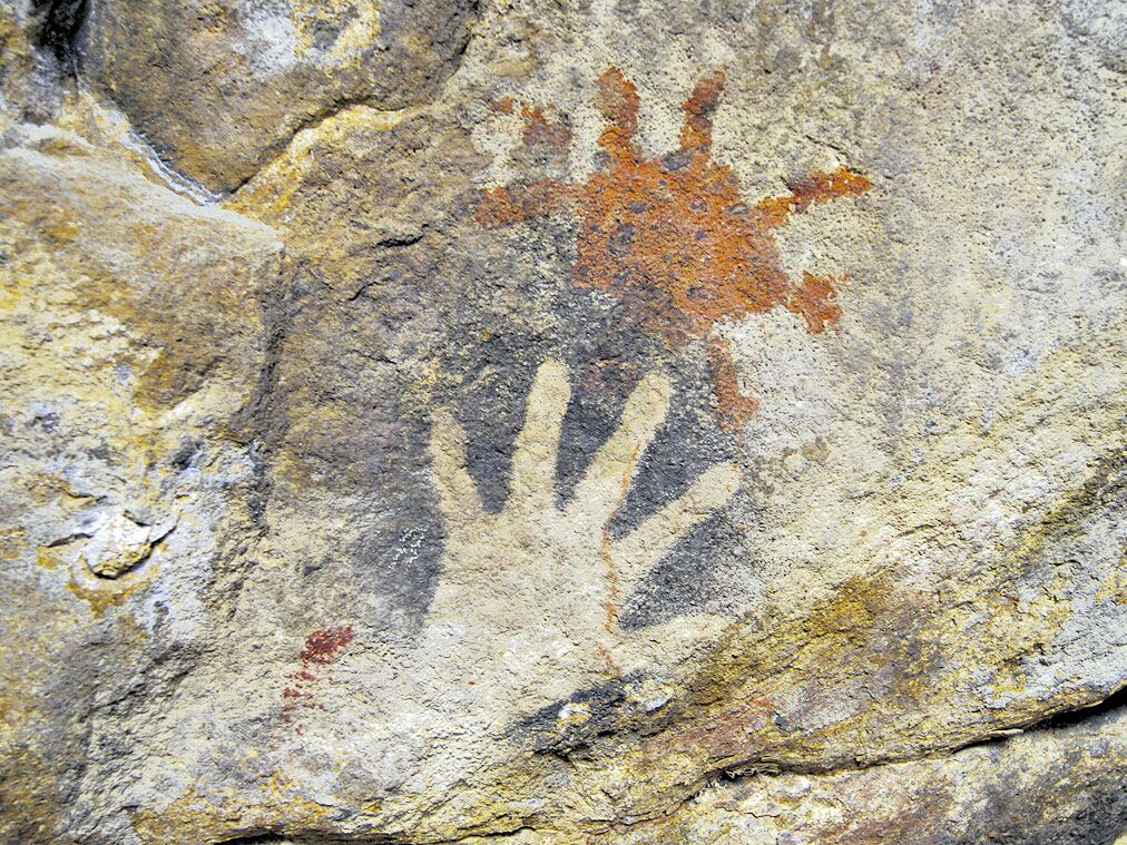 Motivo de manos, como en la cueva del Cañadón del Río Pinturas.