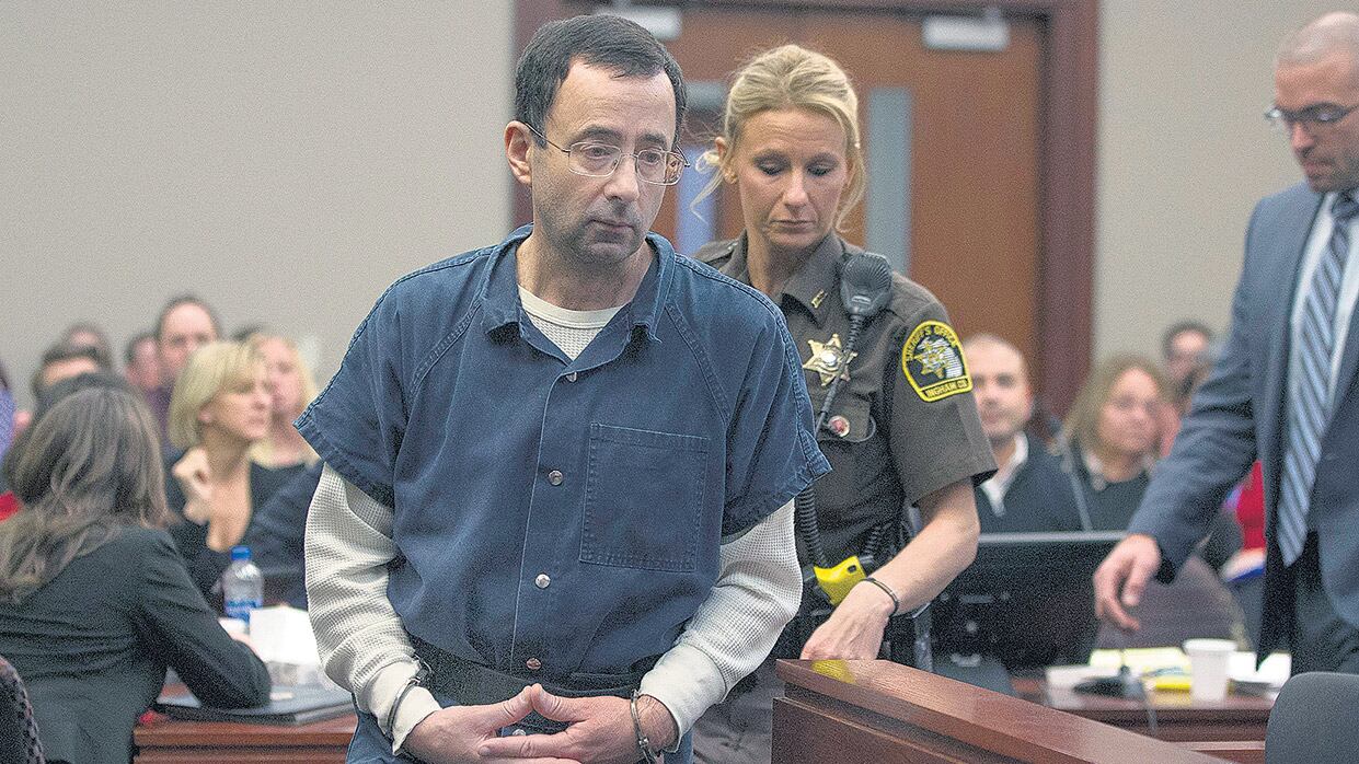 Nassar abusó de al menos 140 atletas que estaban obligadas a asistir a su consultorio.