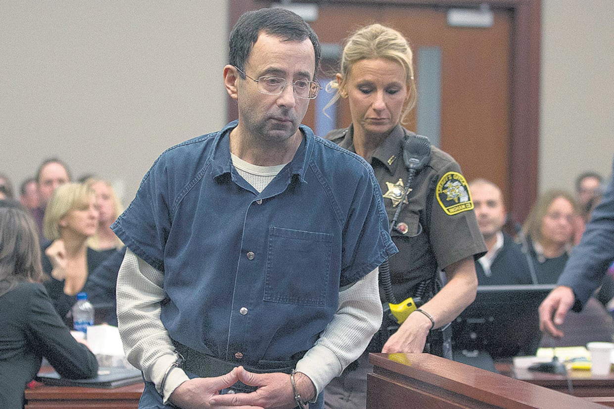 Nassar abusó de al menos 140 atletas que estaban obligadas a asistir a su consultorio.