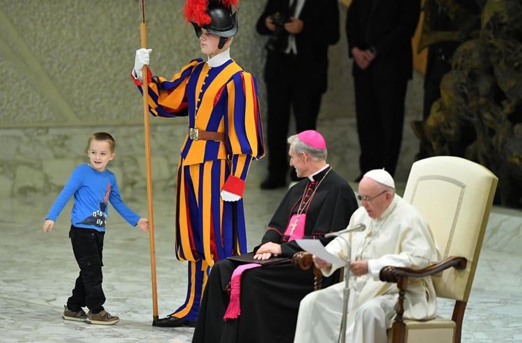 El pequeño Wenzel Eluney juega mientras el Papa lee.