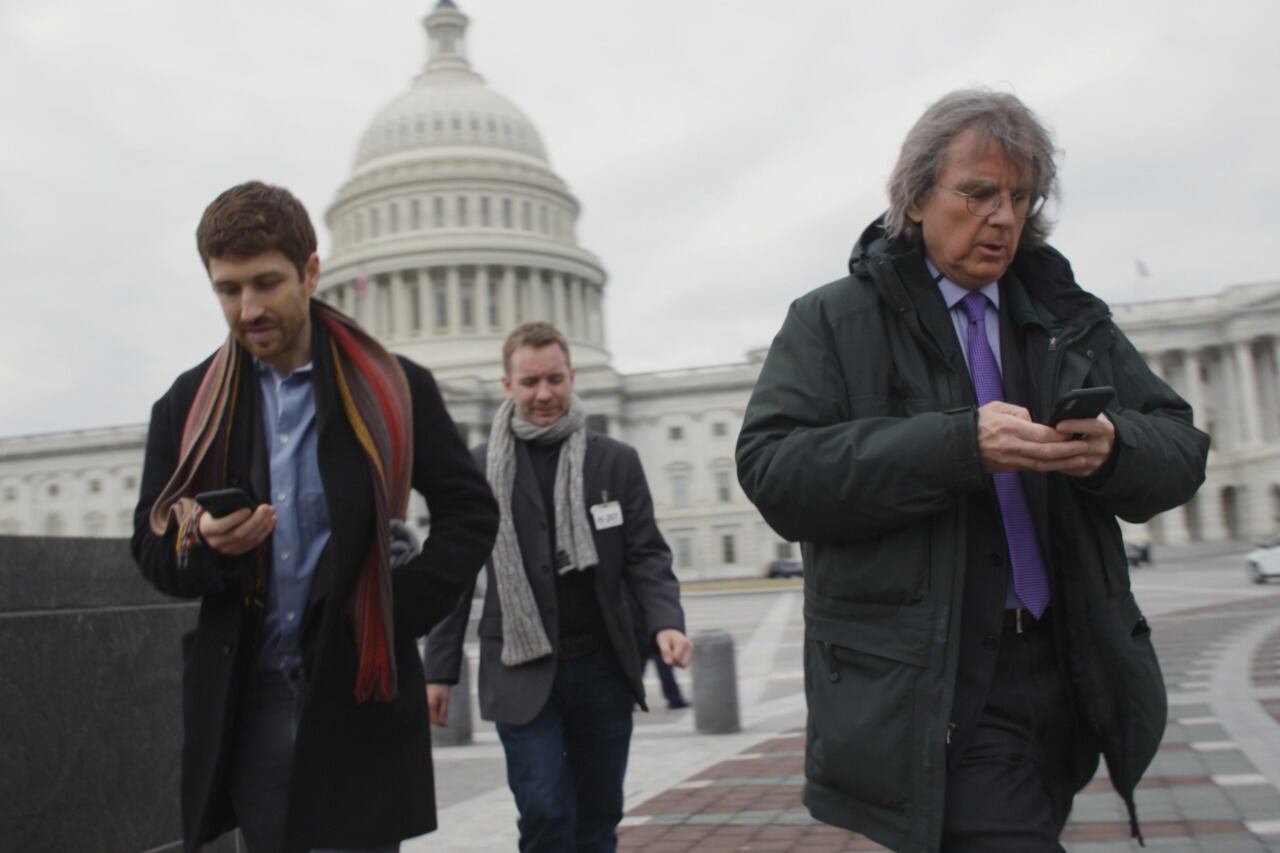 Orlowski desarrolla sus teorías de forma acuciante y poco esperanzada.