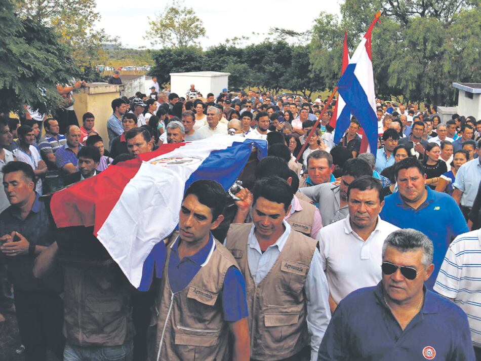 Cientos de personas acompañaron el féretro de Rodrigo Quintana.