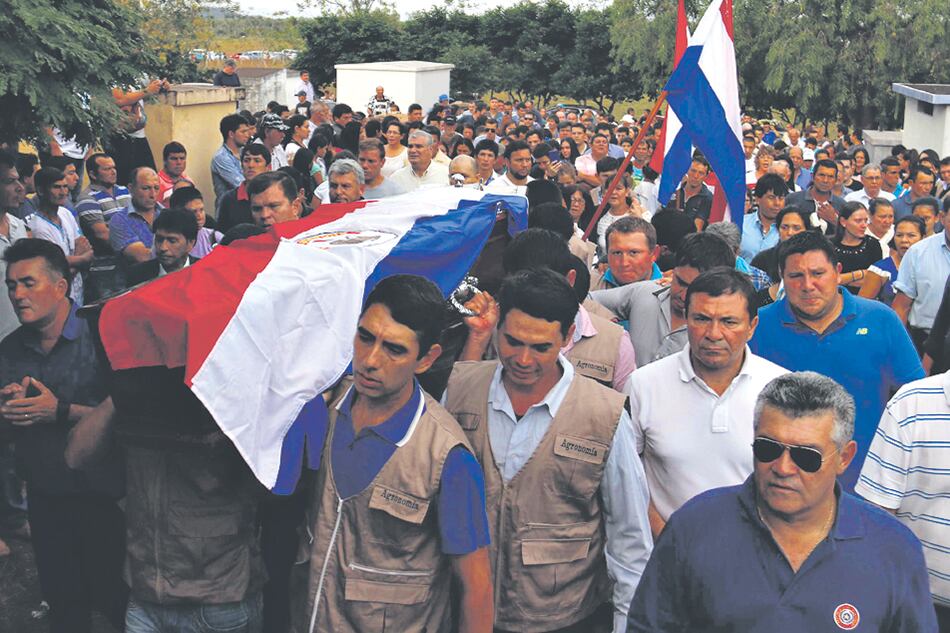 Cientos de personas acompañaron el féretro de Rodrigo Quintana.