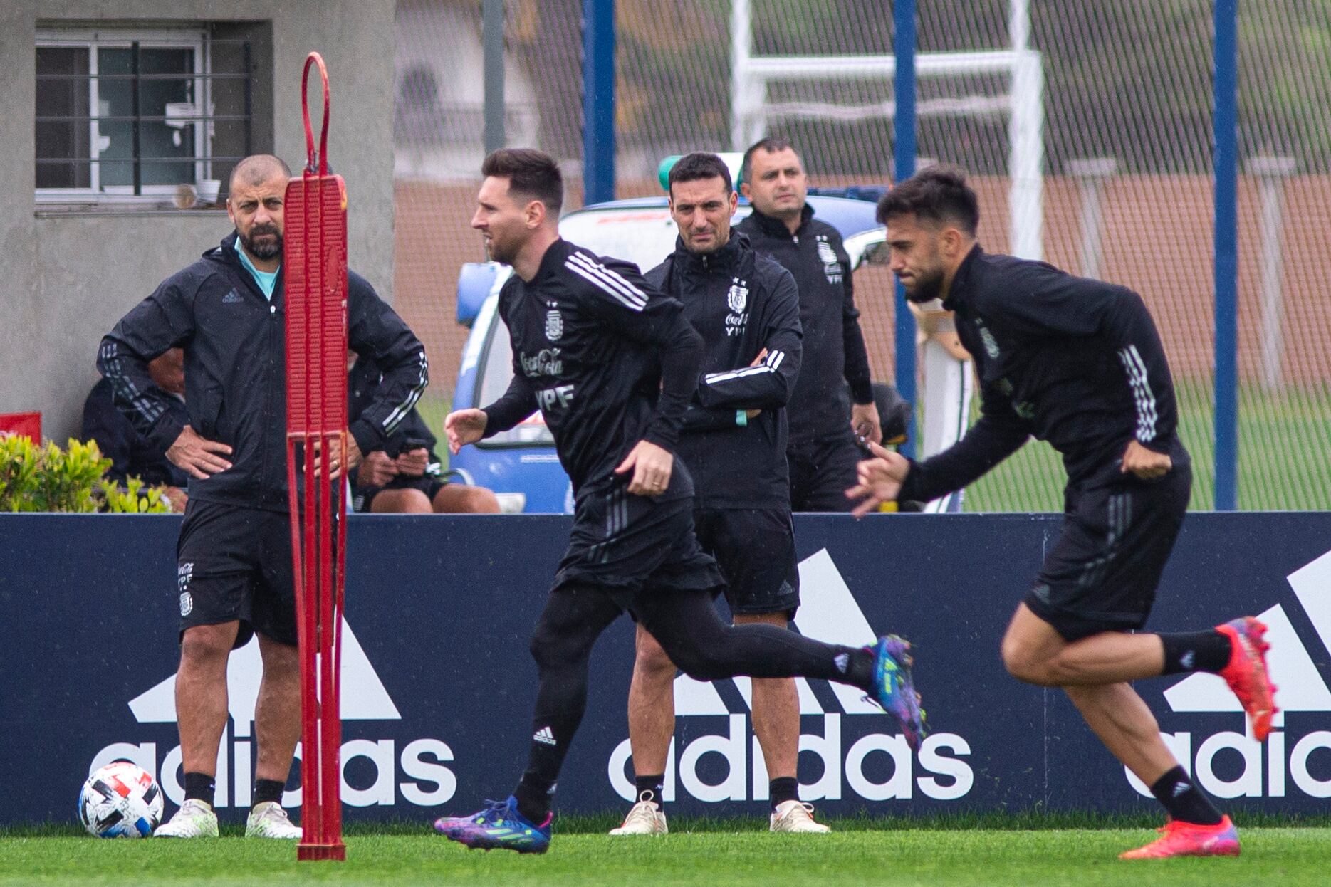 Scaloni y Samuel observan las pasadas son de Messi y González