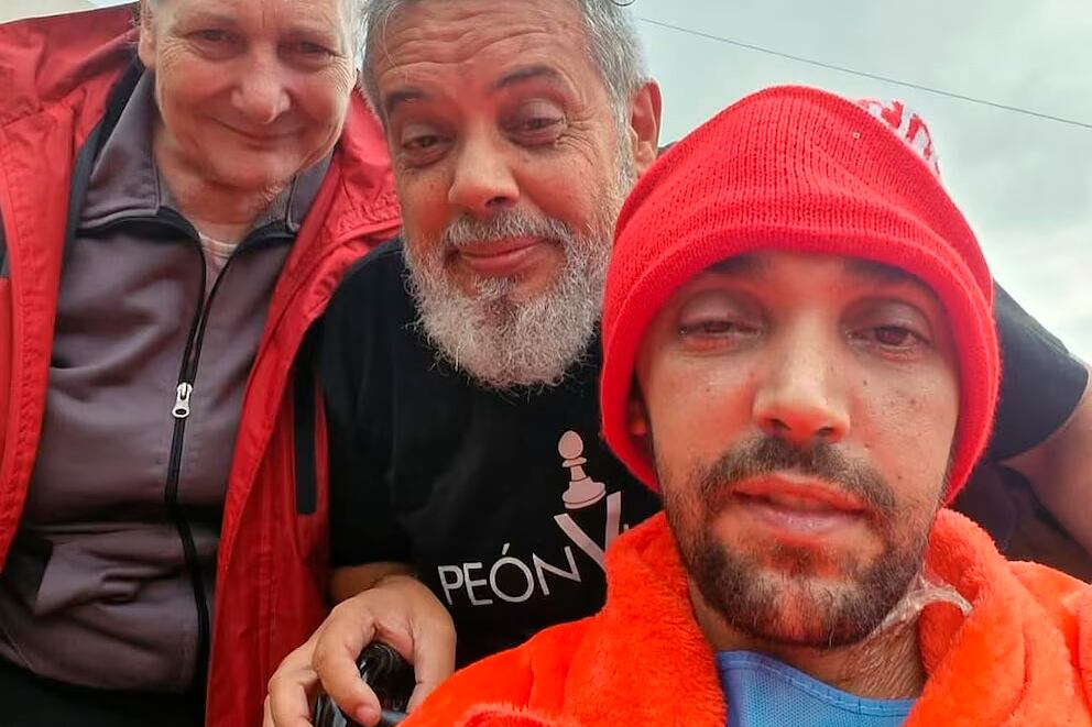 El fotógrafo junto a su padre el miércoles pasado, durante una breve recorrida por el Hospital Ramos Mejía. 