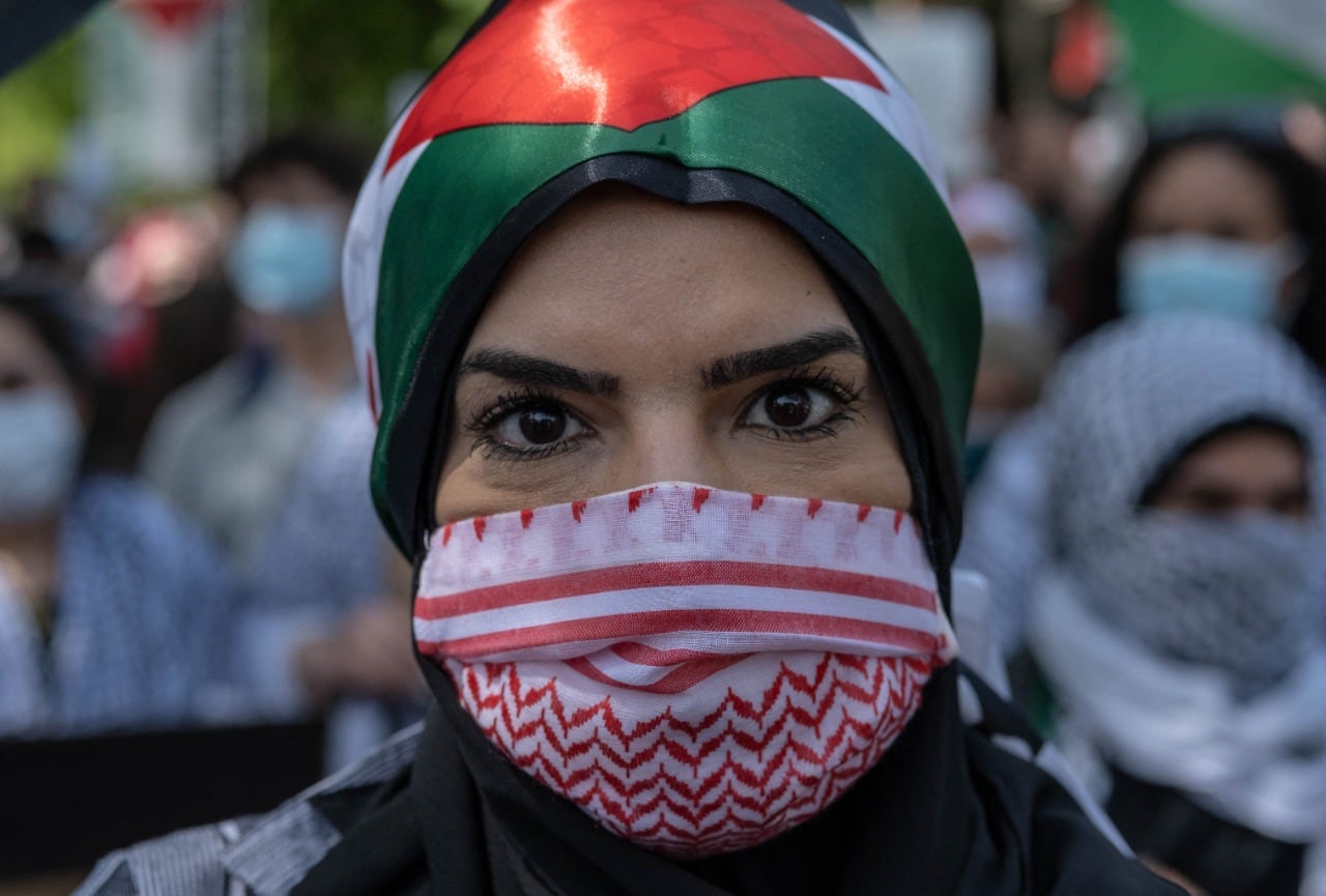 Una manifestante en Michigan, Estados Unidos, donde el presidente Joe Biden visitó una planta de Ford, para reclamarle por el cese del apoyo a Israel.