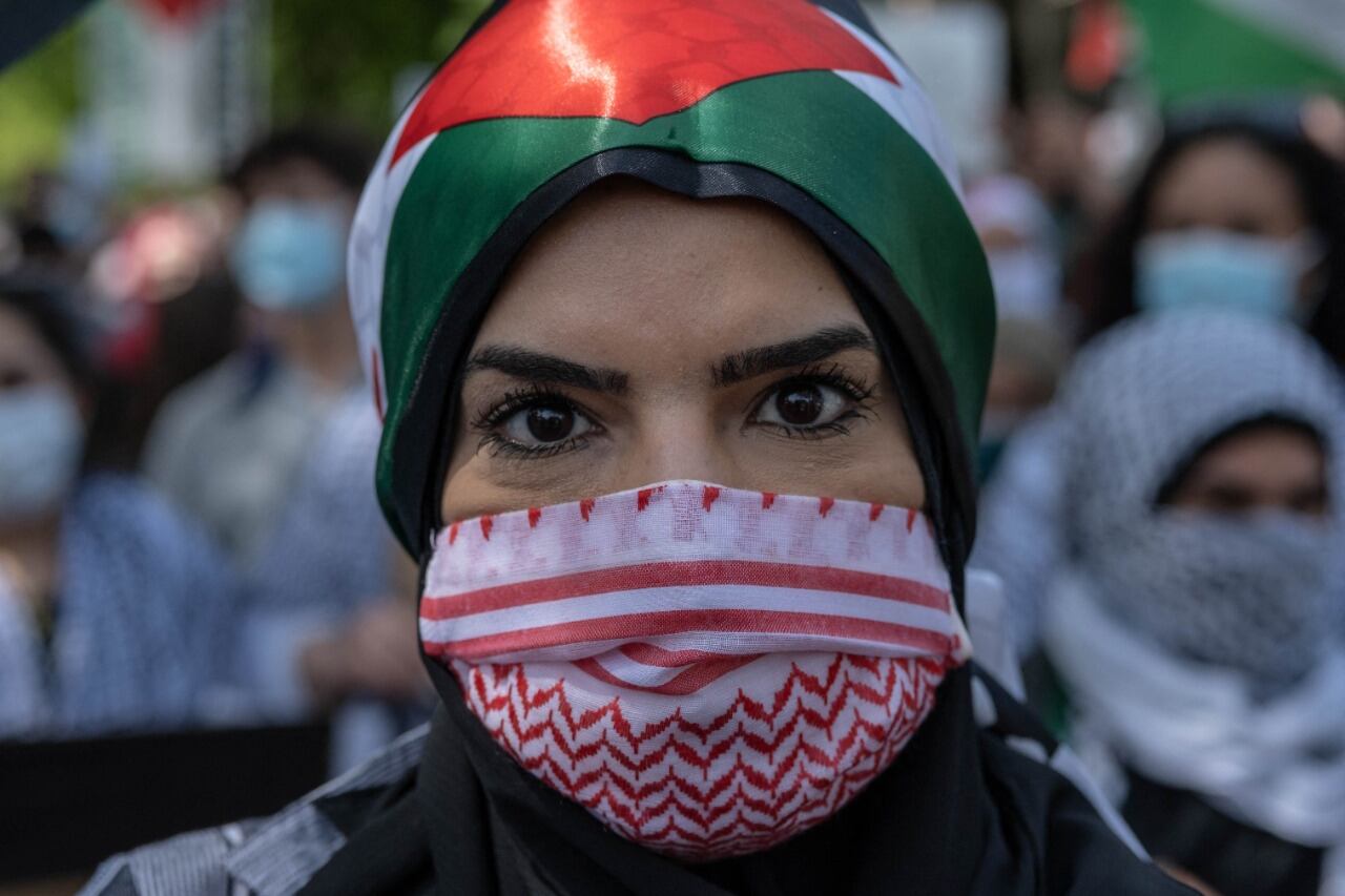 Una manifestante en Michigan, Estados Unidos, donde el presidente Joe Biden visitó una planta de Ford, para reclamarle por el cese del apoyo a Israel.