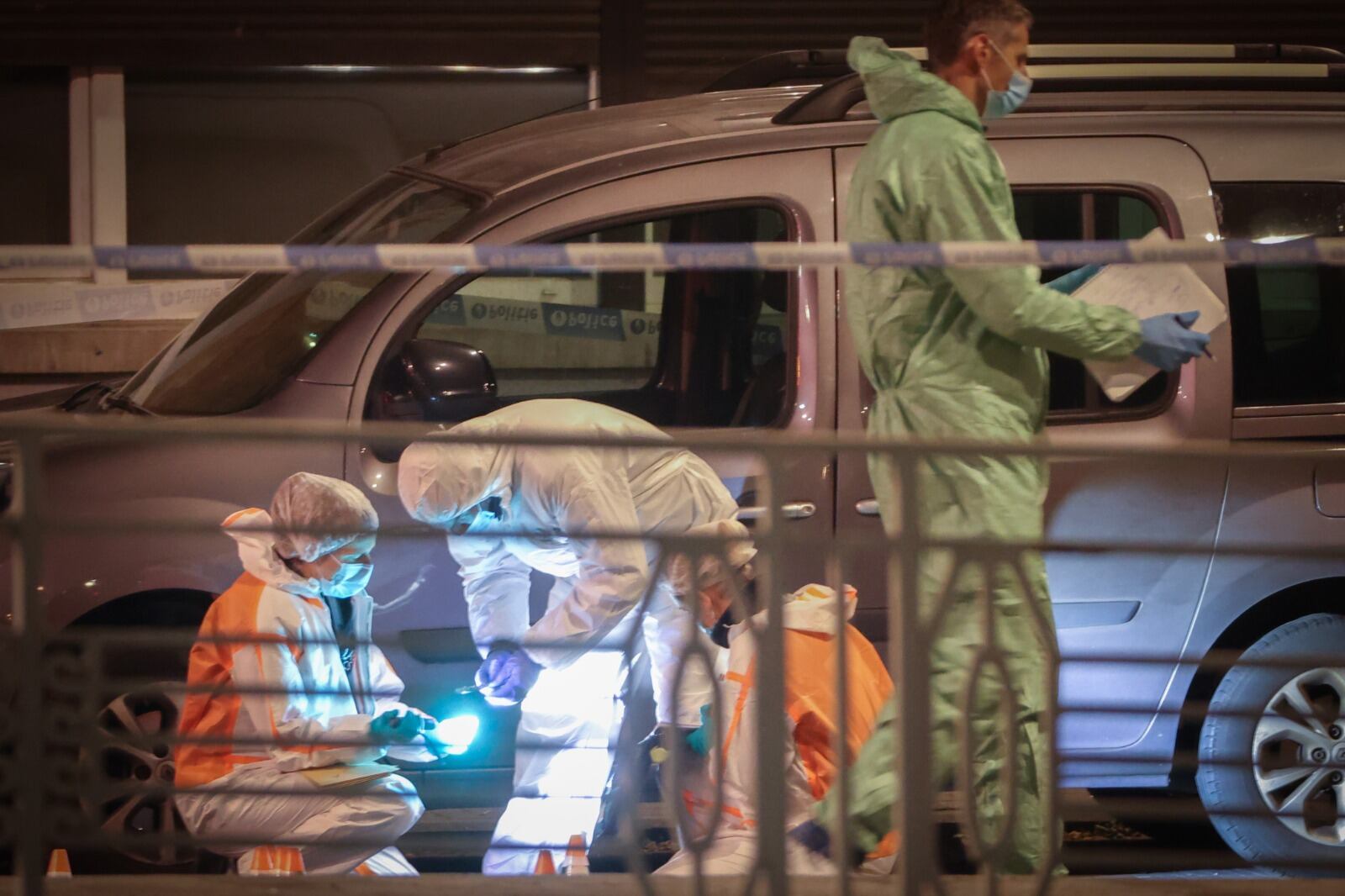 La policía belga haciendo las pericias del asesinato.