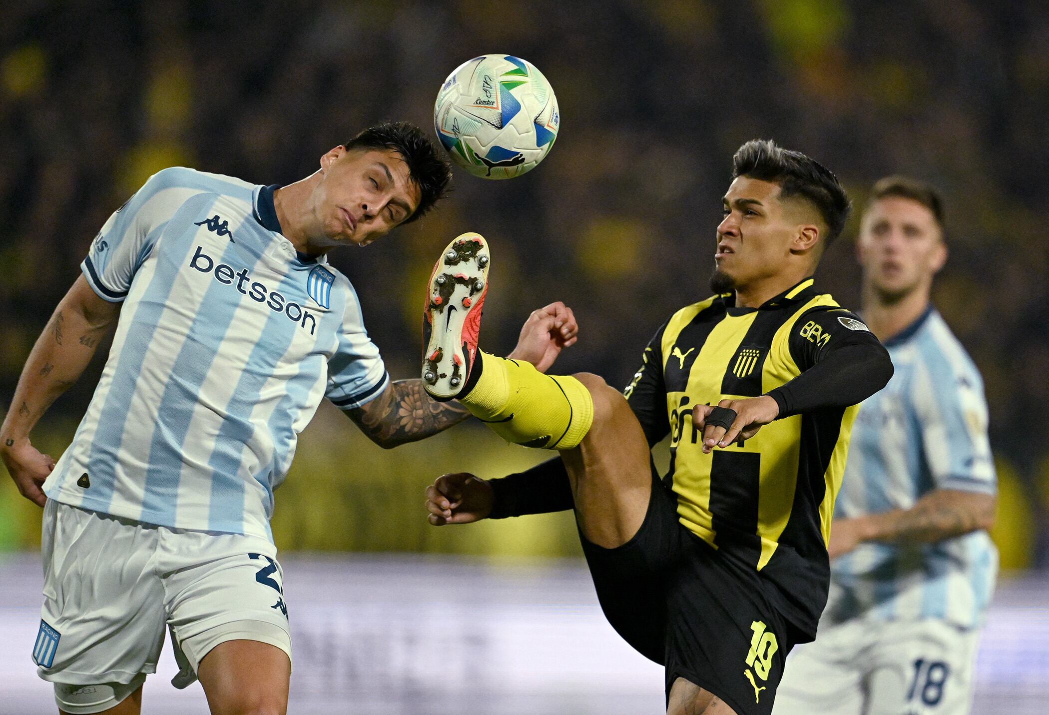 La ida entre Peñarol y Racing fue uno de los partidos más violentos de los últimos años.