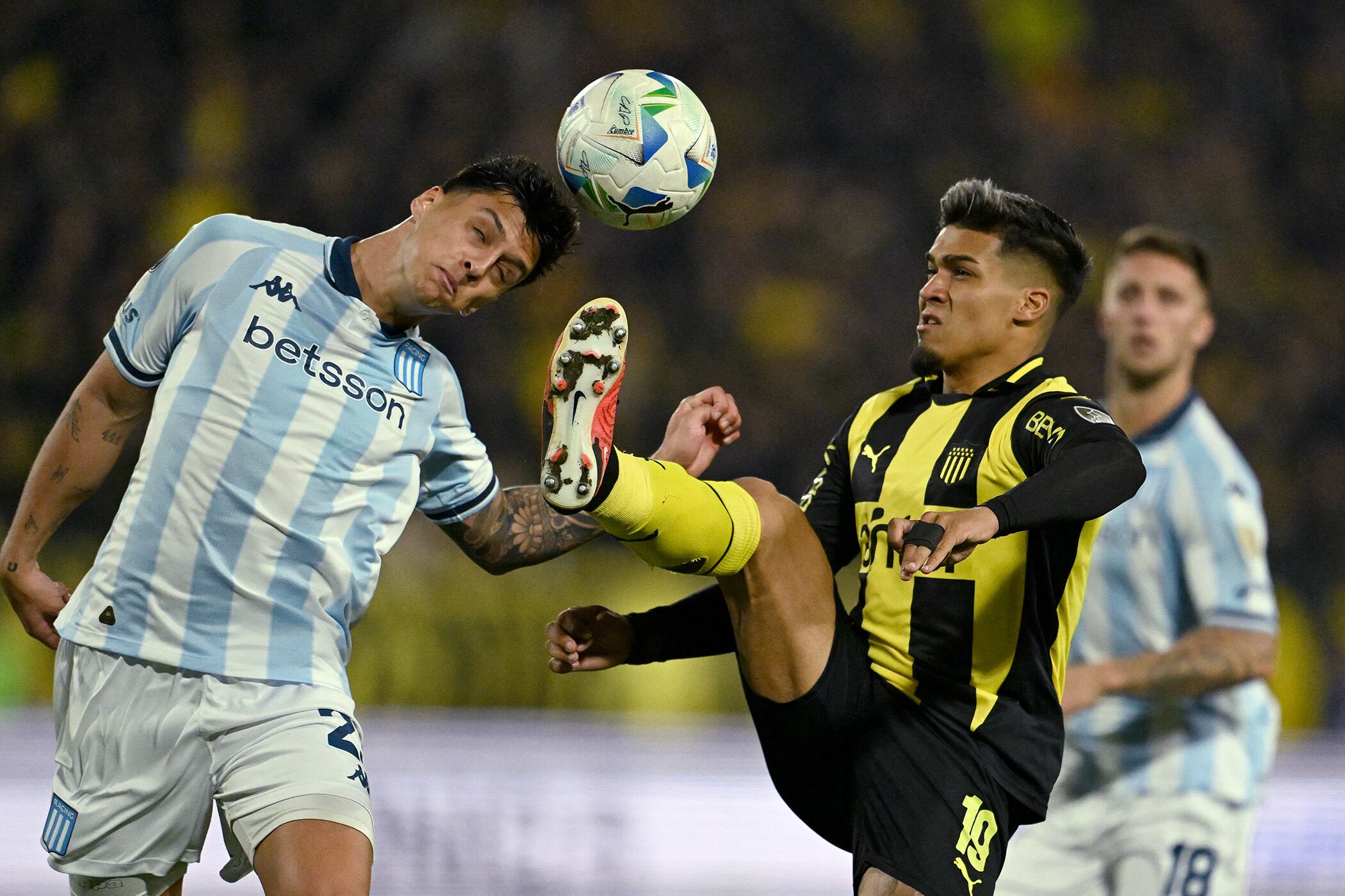 La ida entre Peñarol y Racing fue uno de los partidos más violentos de los últimos años.