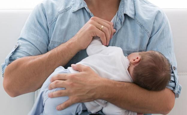 La medida permitirá que el cuidado del bebé sea compartido y la mujer se inserte rápido en su trabajo.