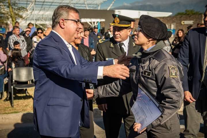 Raúl Jalil en el acto de inicio de aspirantes a policías. 