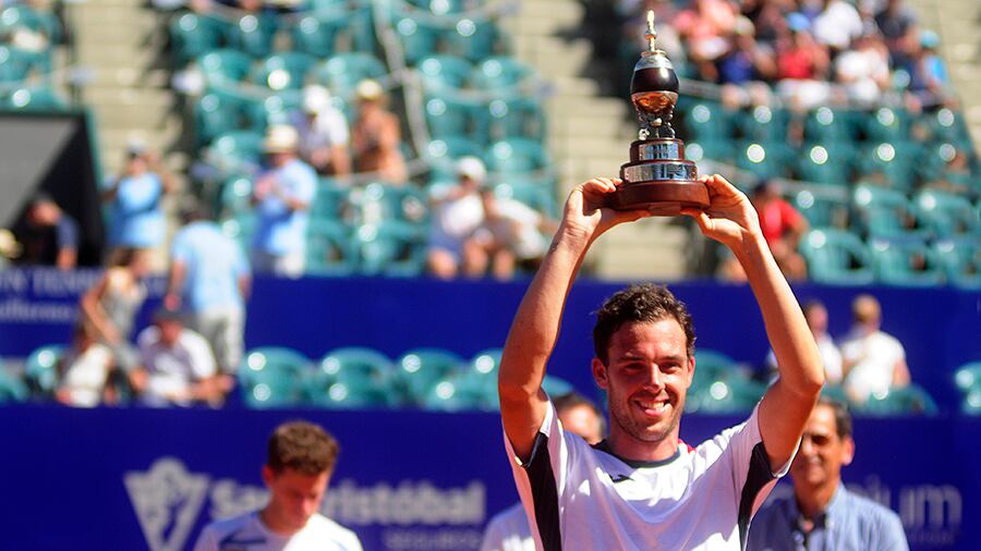 Marco Cecchinato, flamante campeón en Buenos Aires junto al finalista Peque Schwartzman.