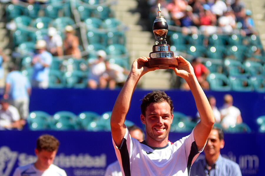 Marco Cecchinato, flamante campeón en Buenos Aires junto al finalista Peque Schwartzman.