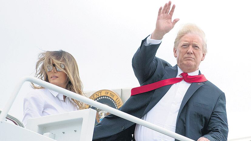 Trump y su mujer, ayer, de gira. Su gobierno devolvió 1820 chicos.