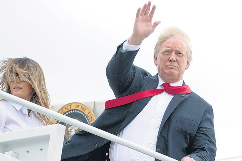 Trump y su mujer, ayer, de gira. Su gobierno devolvió 1820 chicos.