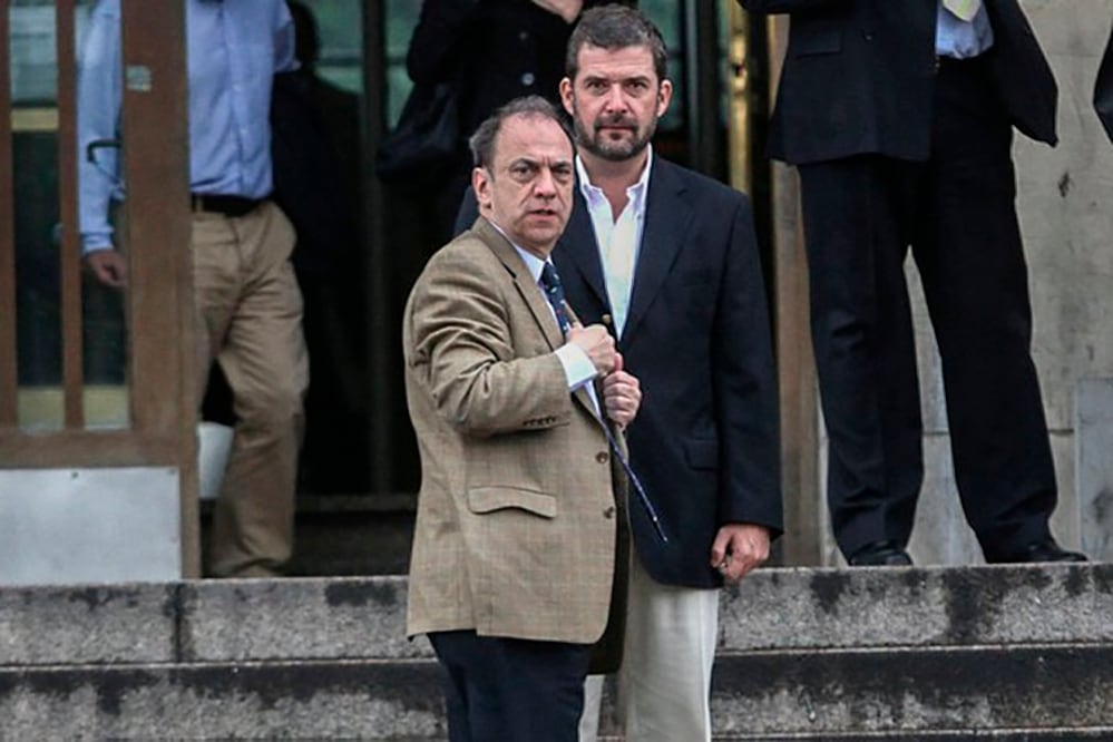 El fiscal Raúl Pleé (con un saco marrón) en los tribunales de Comodoro Py.